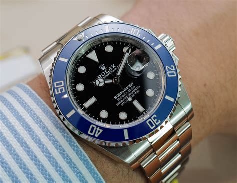 rolex submariner leuchtet blau|rolex submariner black tie.